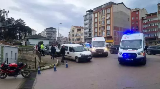 Sinop'ta Trafik Kazası: Otomobil ve Motosiklet Çarpıştı