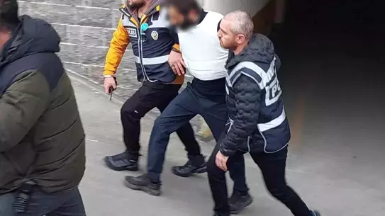 Olay yerinde polis memurları