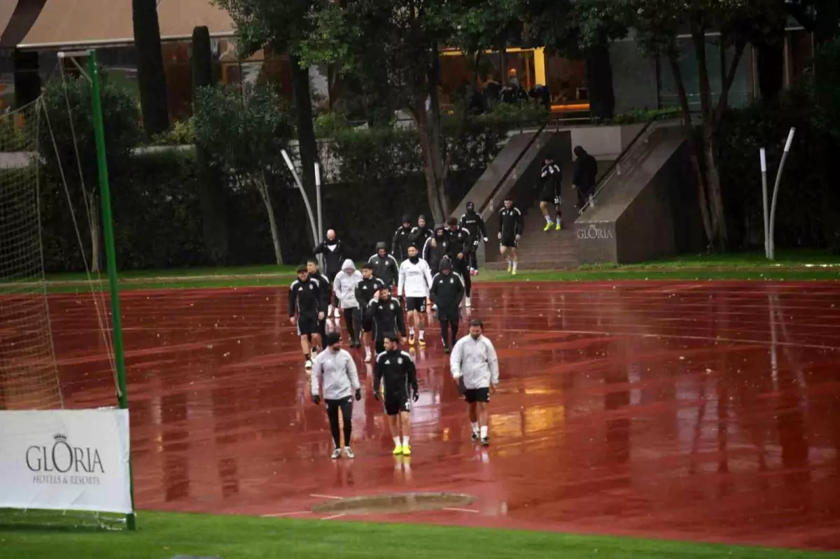 Beşiktaş, Antalya’da Yoğun Yağış Altında Kamp Antrenmanına Başladı