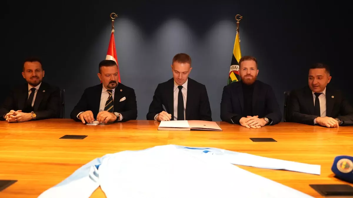 Fenerbahçe, Mert Günok'u 2,5 Yıllık Sözleşmeyle Kadrosuna Katıyor