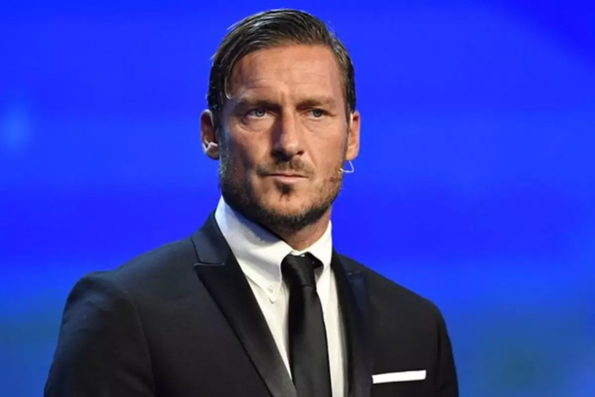 Francesco Totti, Mezarı İçin Esprili Cevabıyla İzleyicileri Gülme Krizine Soktu