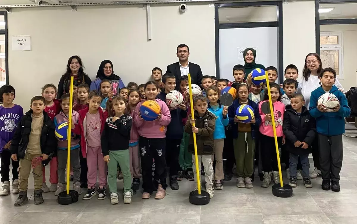 Sarıgöl'de İlkokullara Spor Ekipmanları Dağıtımı Başladı