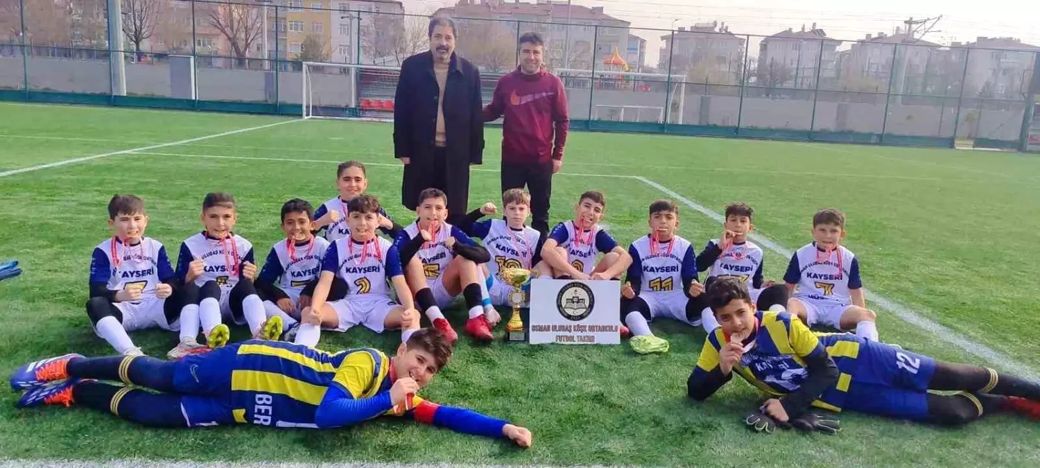 Kayseri'de Osman Ulubaş Köşk Ortaokulu, Küçük Erkekler Futbol Turnuvasında Namağlup Şampiyonluk Kazandı