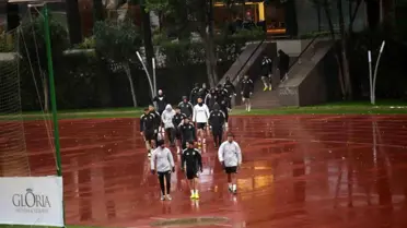 Beşiktaş oyuncuları yağmur altında antrenman yapıyor