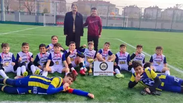 Kayseri'de Osman Ulubaş Köşk Ortaokulu, Küçük Erkekler Futbol Turnuvasında Namağlup Şampiyonluk Kazandı