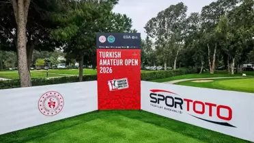Golfçuların turnuva sahasında atış yaptığı an