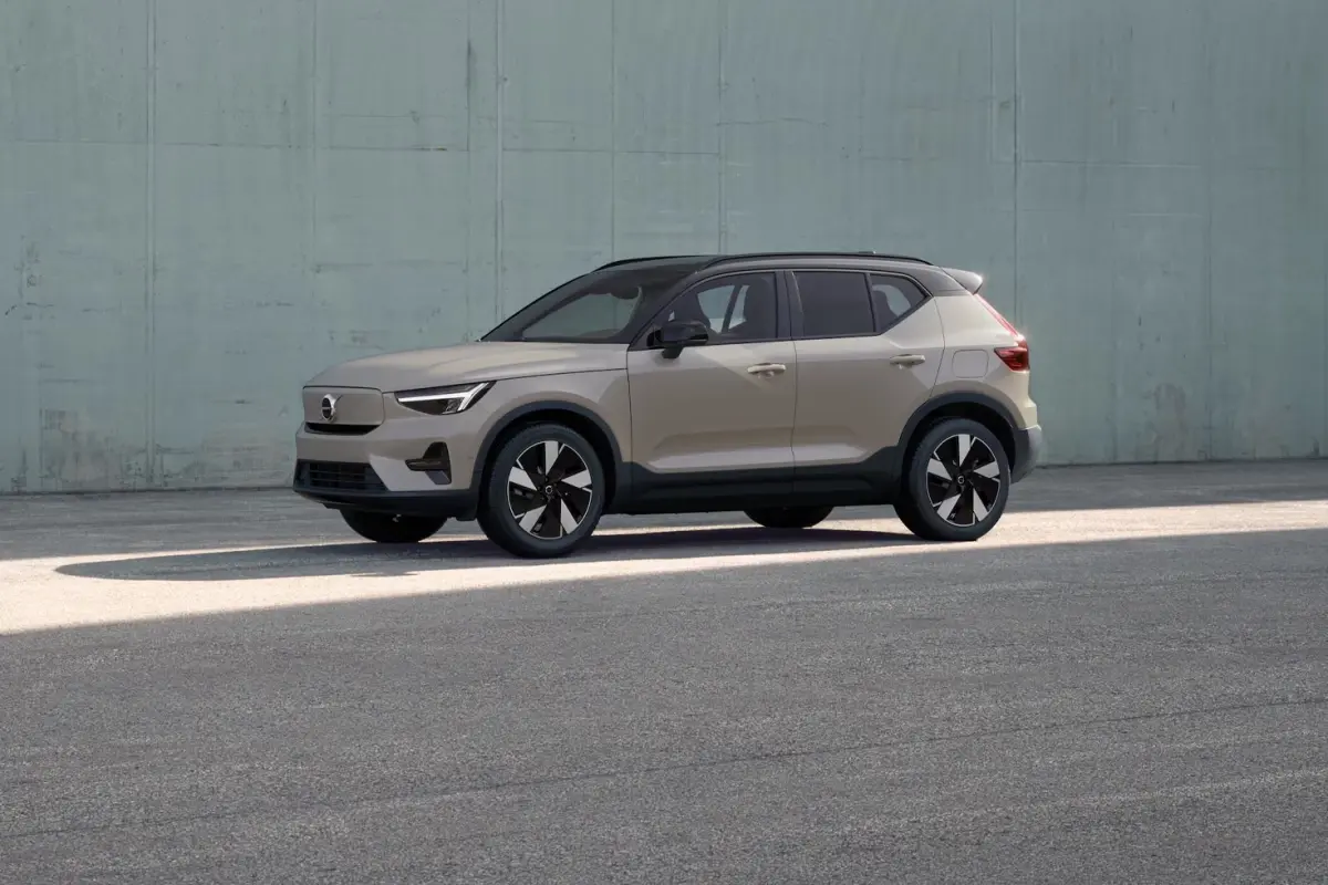 Volvo, 2021-2025 XC40 Modellerinde Geri Görüş Kamerası Sorununu Ücretsiz Yazılım Güncellemesiyle Çözüyor