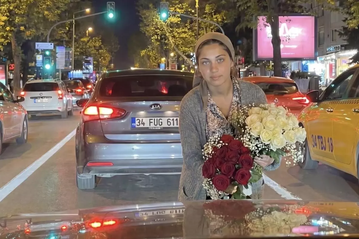 Anadolu Yakası’nın En Şirin Çiçekçi Kızı Sosyal Medyada Gündemde