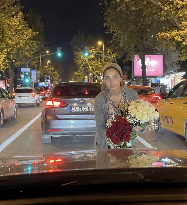 Çiçek sepetiyle genç kız