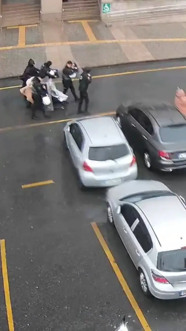 Polis memuru kalkan tutarken