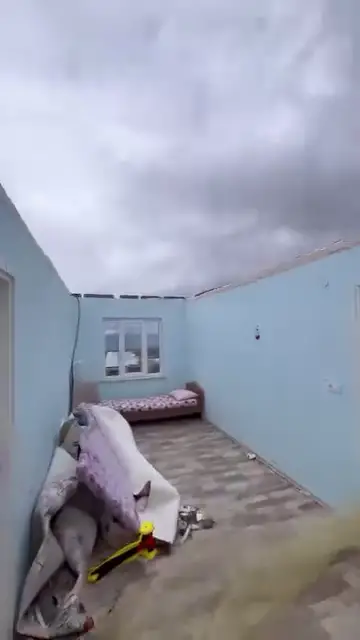 Yüksek gerilim tellerinin yaktığı ev