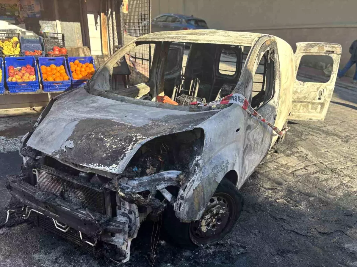 Beyoğlu'nda Ticari Araç Yangını Marketi Zarar Verdi, İtfaiye Hızla Söndürdü