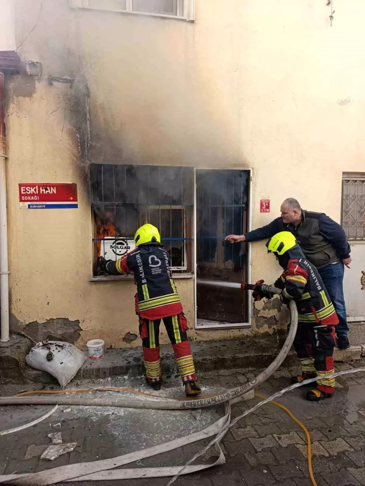 Burhaniye'de Baharatçı Dükkanında Çıkan Yangın Kontrol Altına Alındı