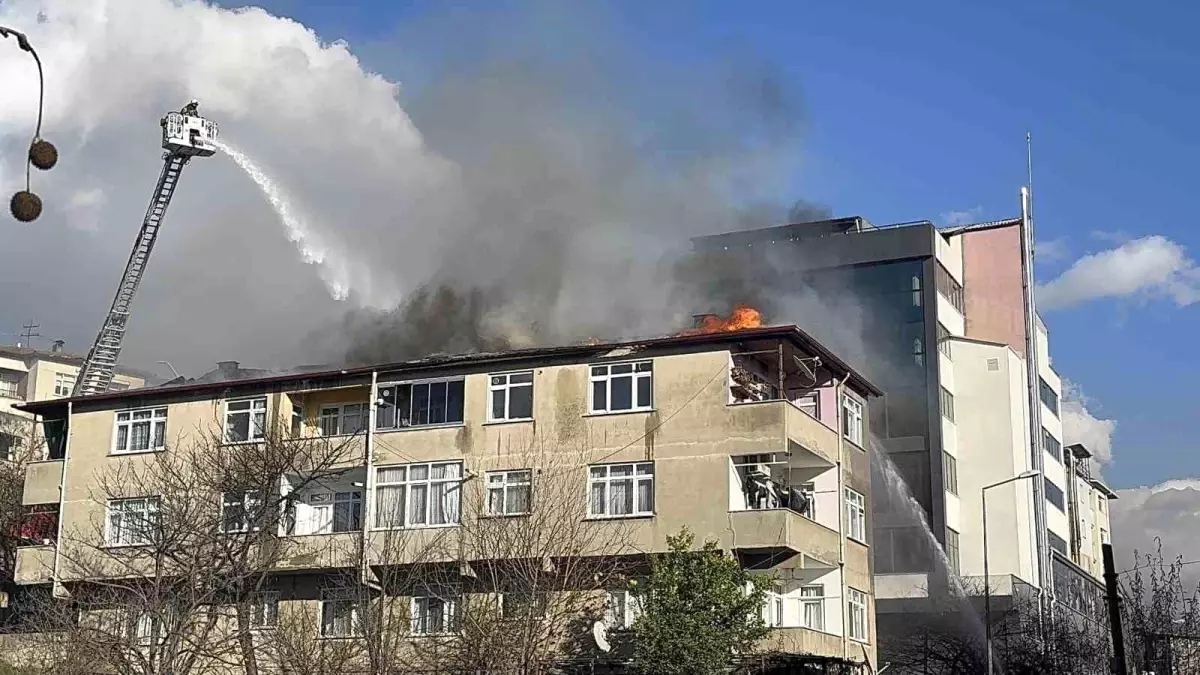 Kocaeli'de Çatı Yangını: İtfaiye Hızlı Müdahale ile Kontrol Altına Aldı