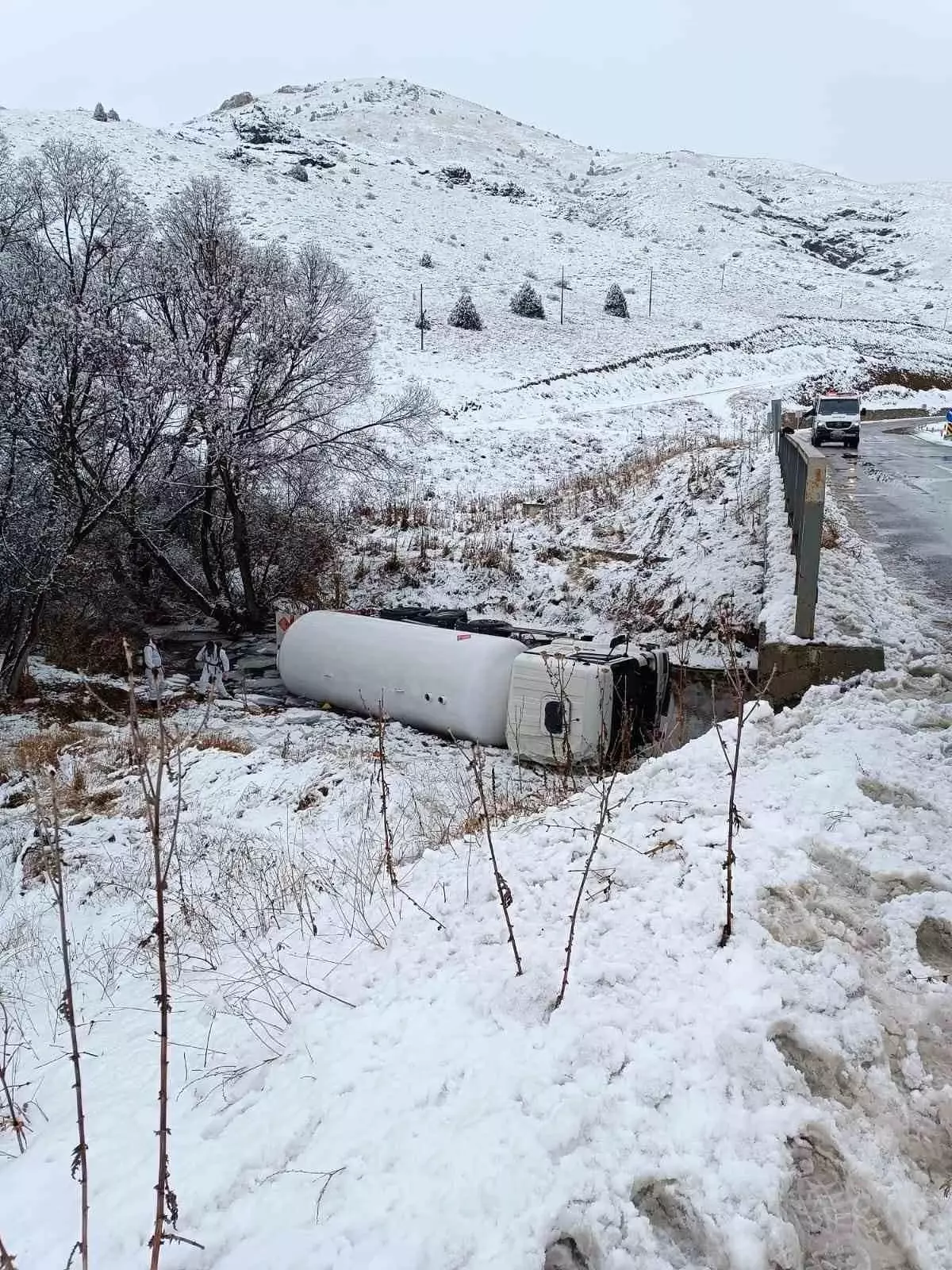 Gümüşhane'de Buzlu Yolda LPG Tankeri Devrildi, Sürücü Yaralandı