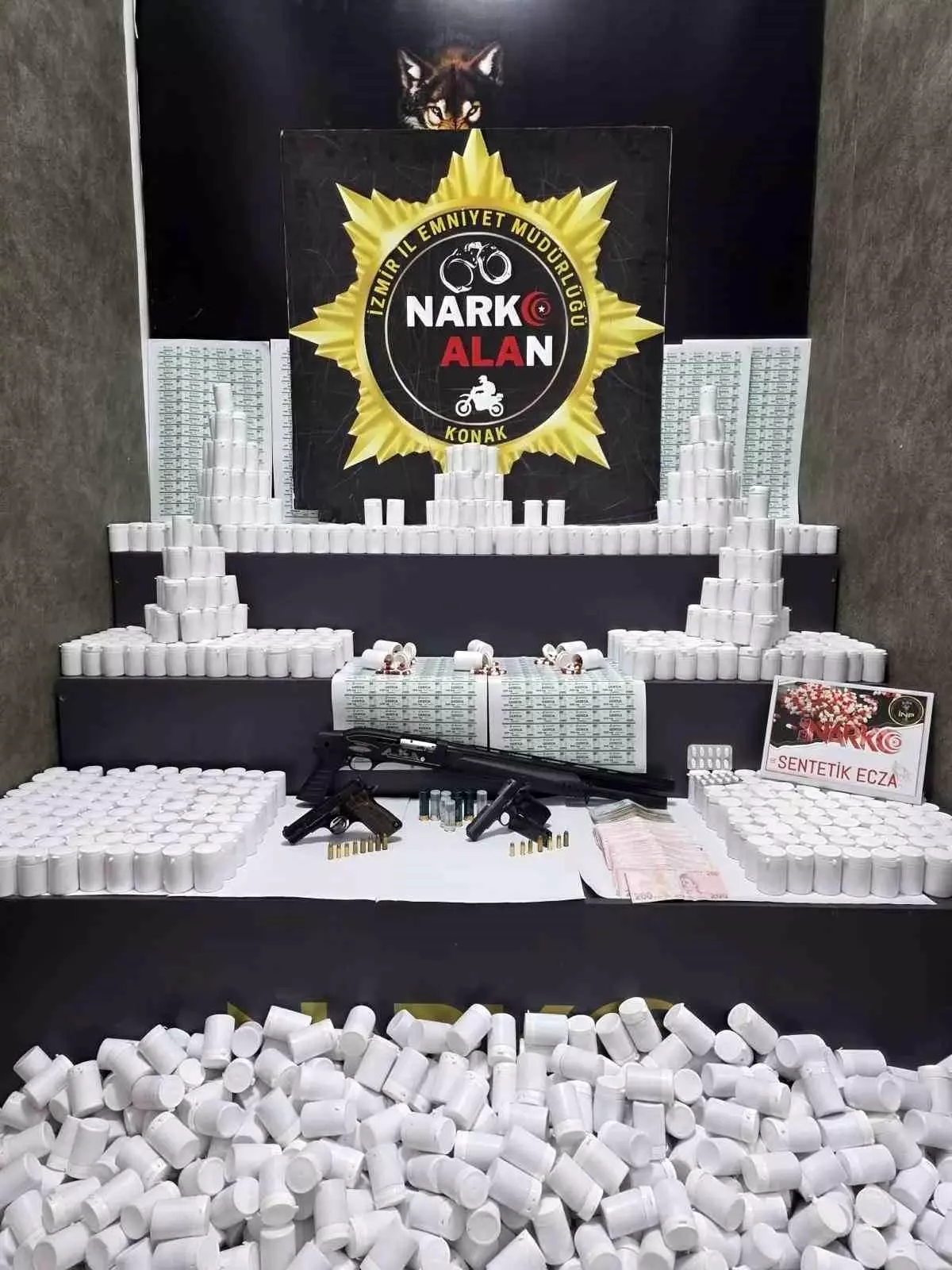 İzmir Konak’ta 108 Bin Hap ve Silah Ele Geçirildi: 3 Şüpheli Gözaltına Alındı