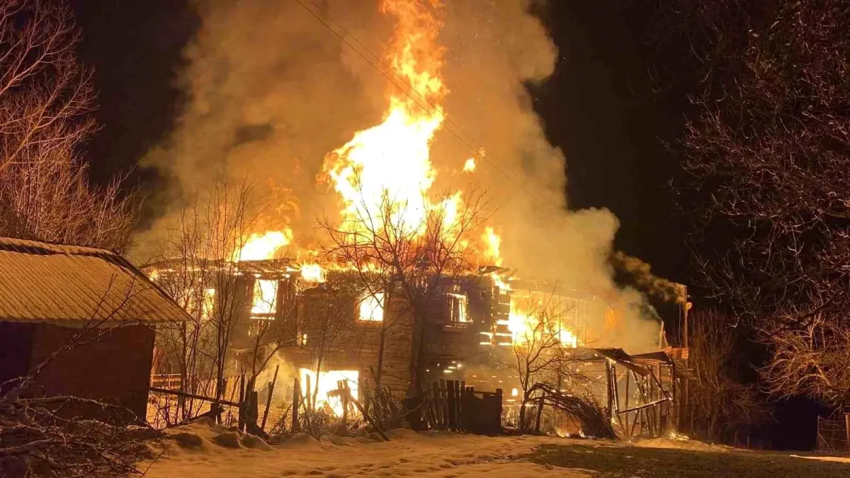 Karabük Eflani'de İki Katlı Ahşap Ev Yangında Kül Oldu