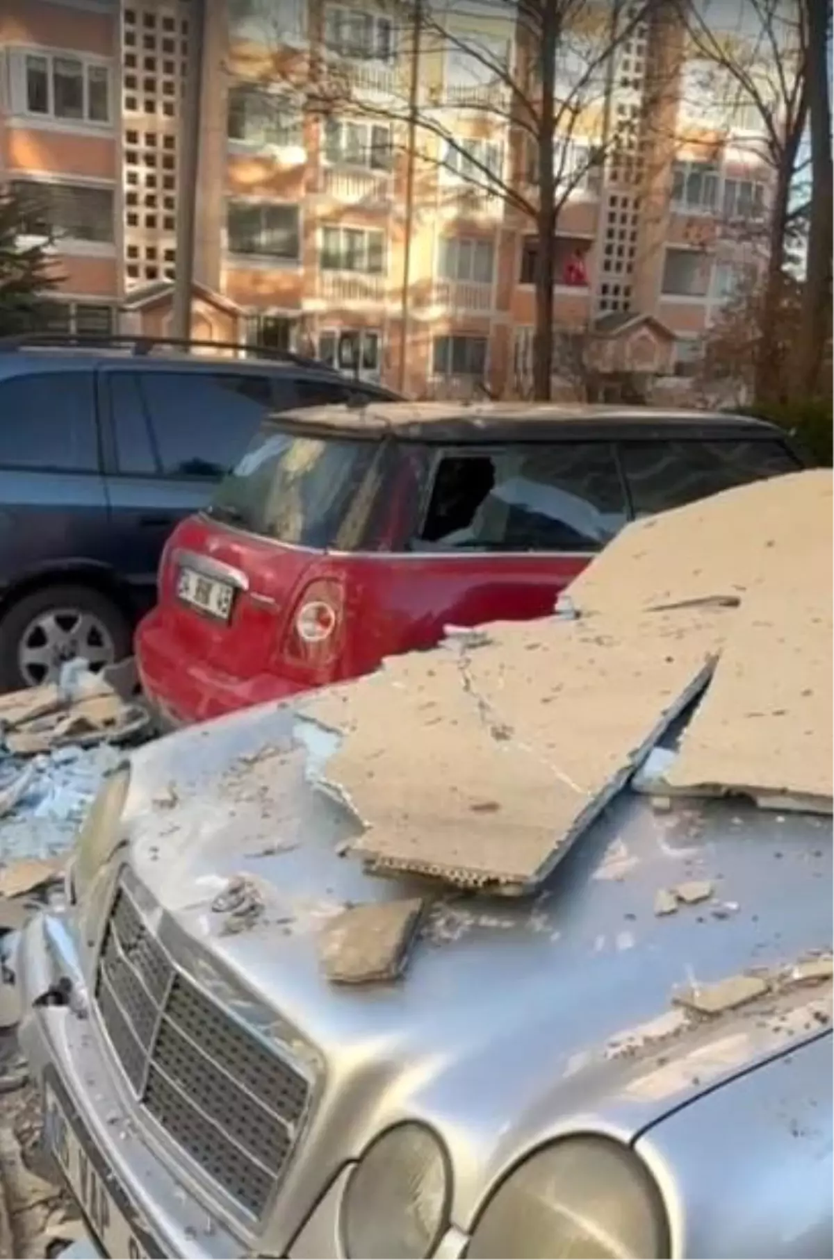 Ankara Etimesgut’ta Şiddetli Fırtına Araçları ve Binaları Zararlandırdı