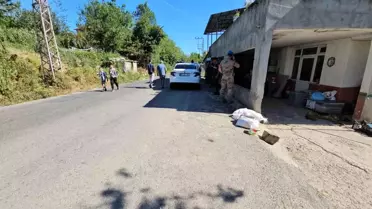 Olay yerinde bulunan bıçaklar ve kanlı sahne