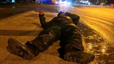 Aksaray'da Buzlu Yolda Motosiklet Kaydı, Sürücü Hastaneye Kaldırıldı