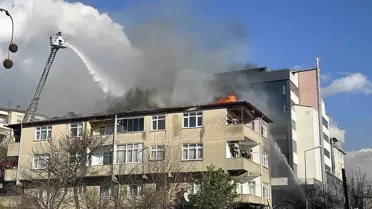 İtfaiye ekiplerinin çatı yangınını söndürürken çekilmiş fotoğrafı