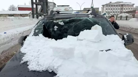Yüksekova’da Kar Kütlesi Kamyonete Çarptı: 1 Kişi Yaralandı
