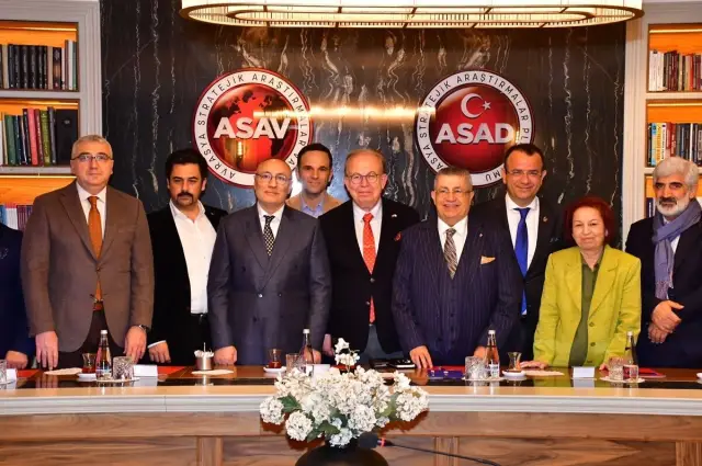 Panelde tartışma anı