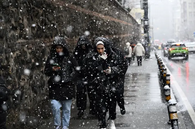 Karla kaplı bir park