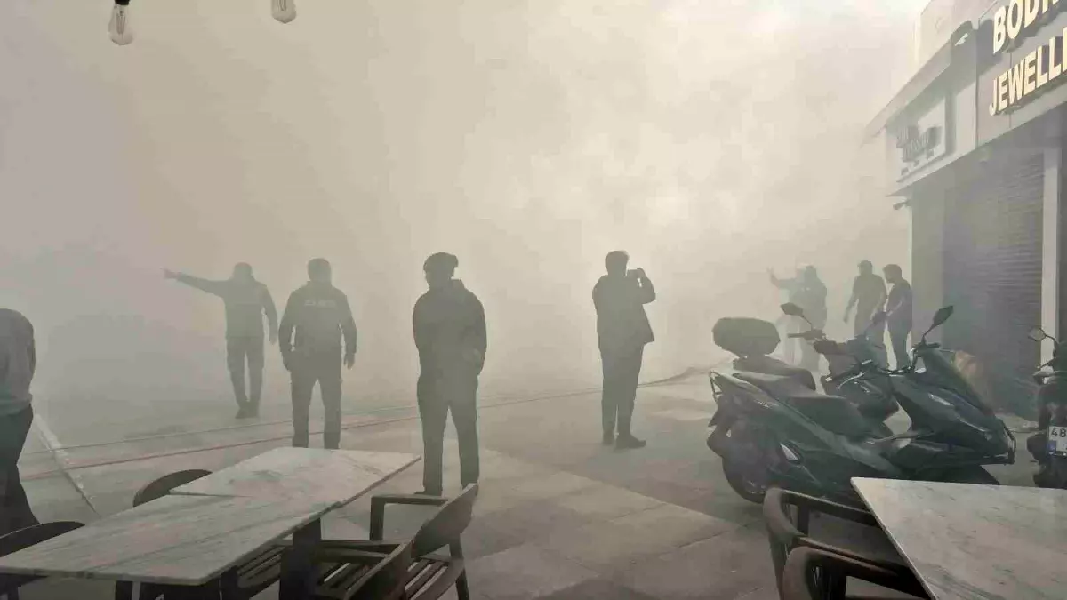 Bodrum’da LC Waikiki Depo Yangını Şehir Sokaklarını Dumanla Kapladı