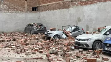 Şiddetli Rüzgar Eskişehir'de Binayı Yıkarken 6 Araca Zarar Verdi