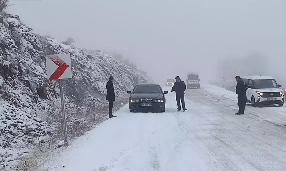 Güdül’de Şiddetli Kar Yağışı Trafiği Felçledi: Yetkililer Önlem Alıyor