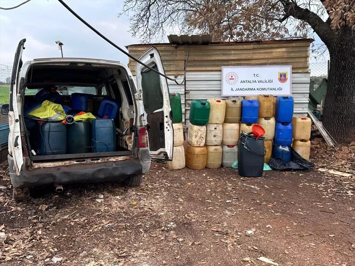 Kepez'de 2.350 Litre Kaçak Akaryakıt ve Ruhsatsız Tabanca Operasyonu