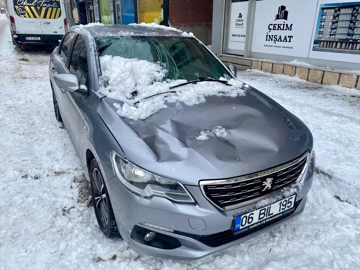 Ardahan’da Şiddetli Kar ve Buz Düşüşü Park Halindeki Araca Çarptı