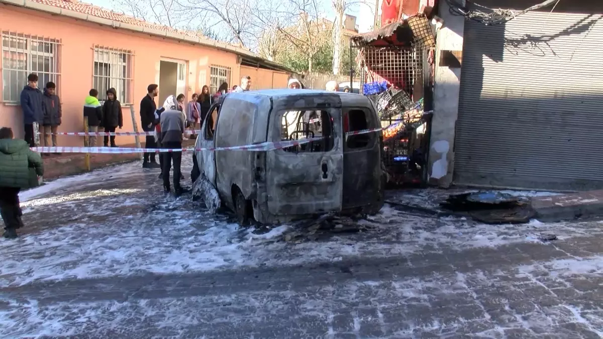 Beyoğlu'nda Hafif Ticari Araç Yangını Kontrol Altına Alındı
