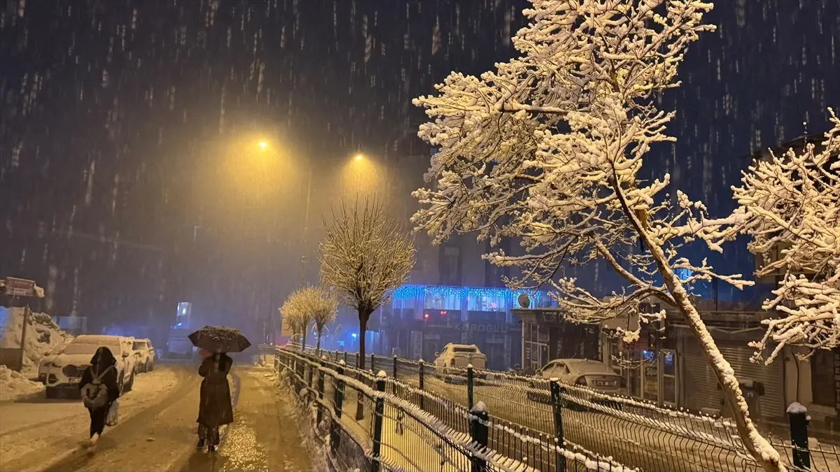 Derecik’te Şiddetli Kar Yağışı Yolları Kapattı, Sürücülere Uyarı