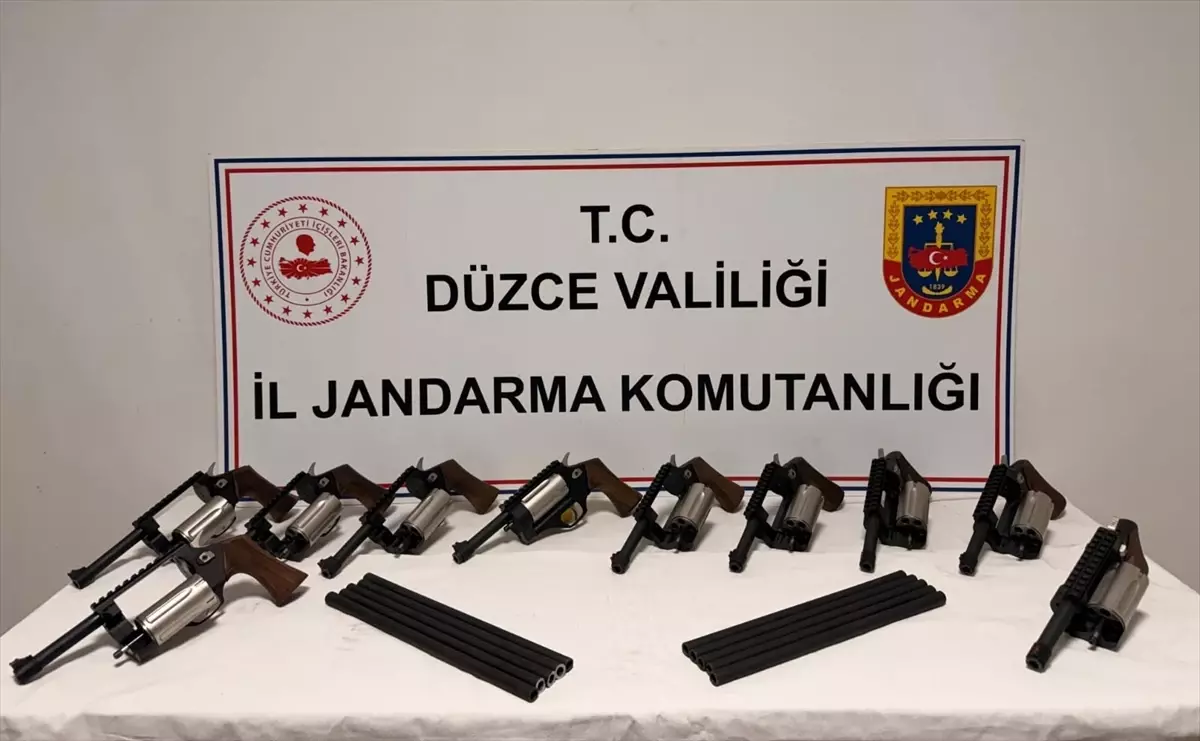 Düzce’de El Yapımı Tabancalar Ele Geçirildi: 2 Şüpheli Gözaltında