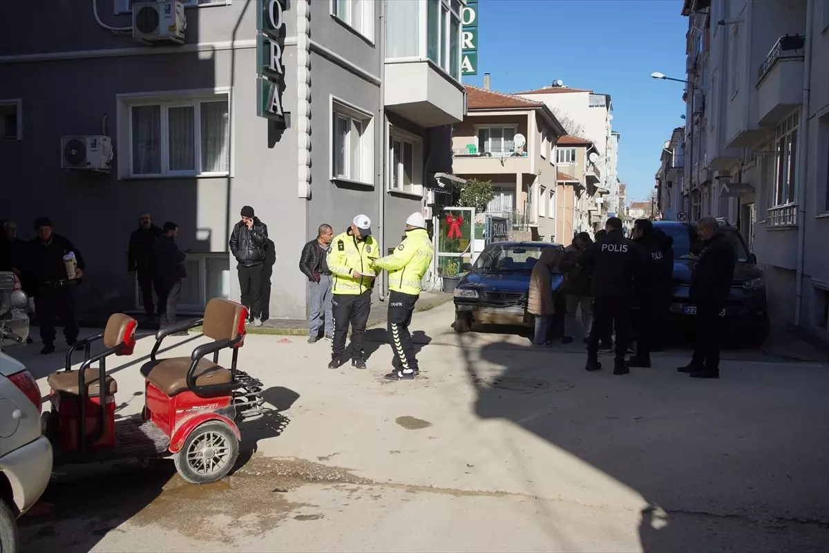 Edirne'de Elektrikli Motosiklet ve Otomobil Çarpıştı: 3 Yaralı