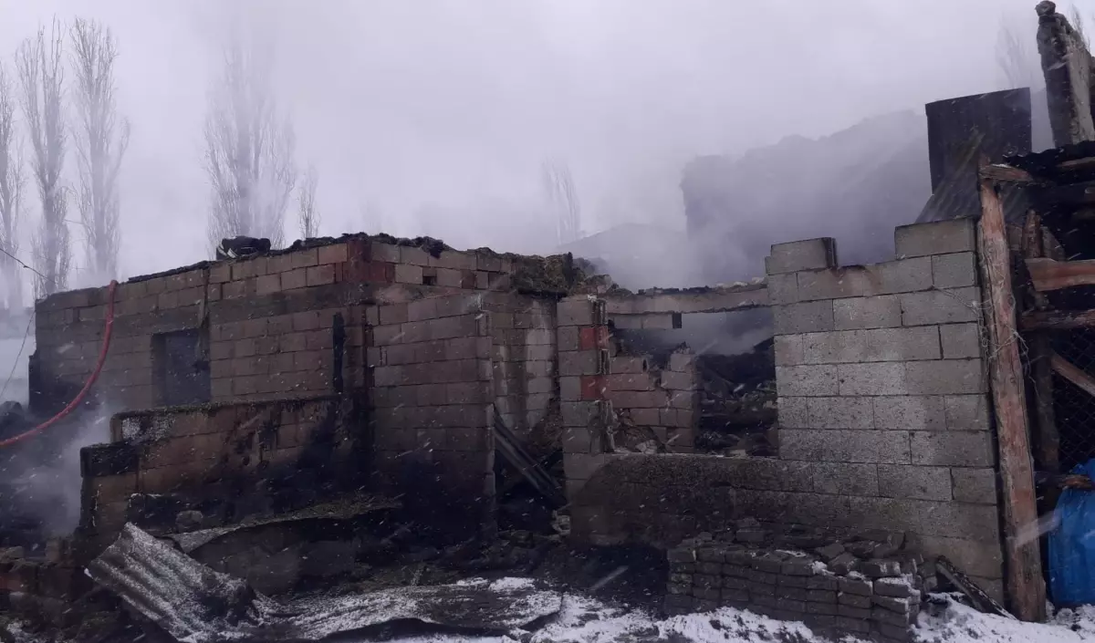 Erzurum'un Uzundere Köyünde Kışlık Boş Ev ve Ahır Yangını