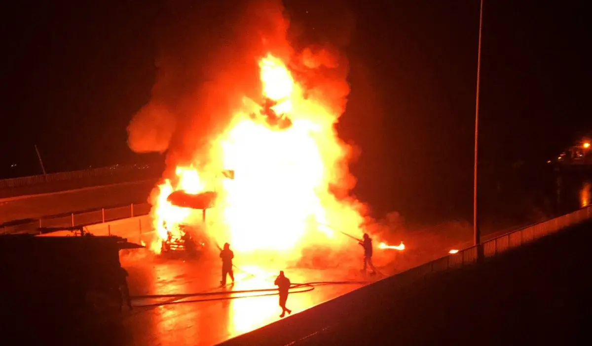 Nurdağı'nda Çocuk Bezi Yüklü TIR'da Şiddetli Yangın, Otoyol Trafiği Durduruldu