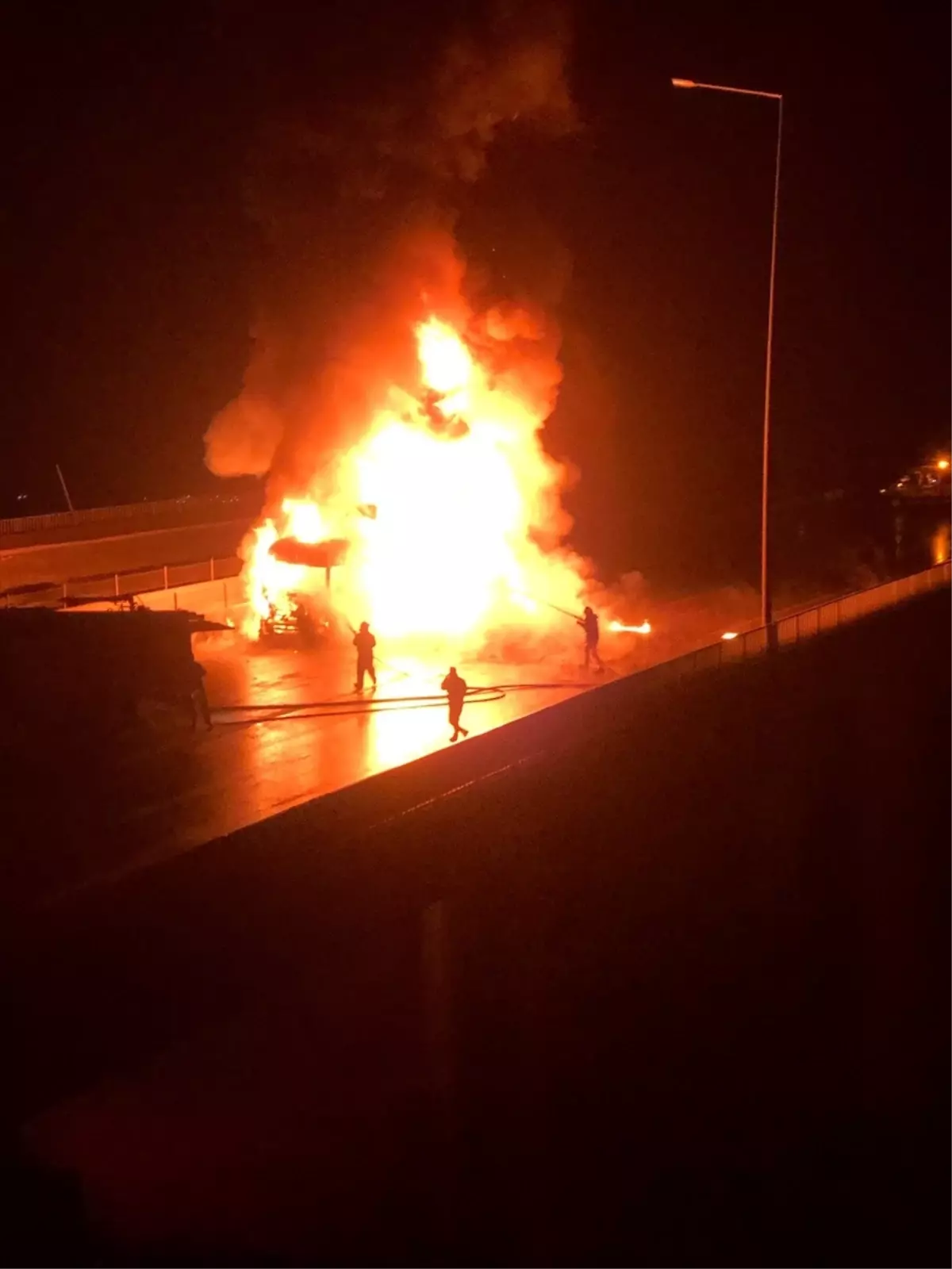 TAG Otoyolu'nda Nurdağı Viadüğü'nde Tır Yangını Kontrol Altına Alındı