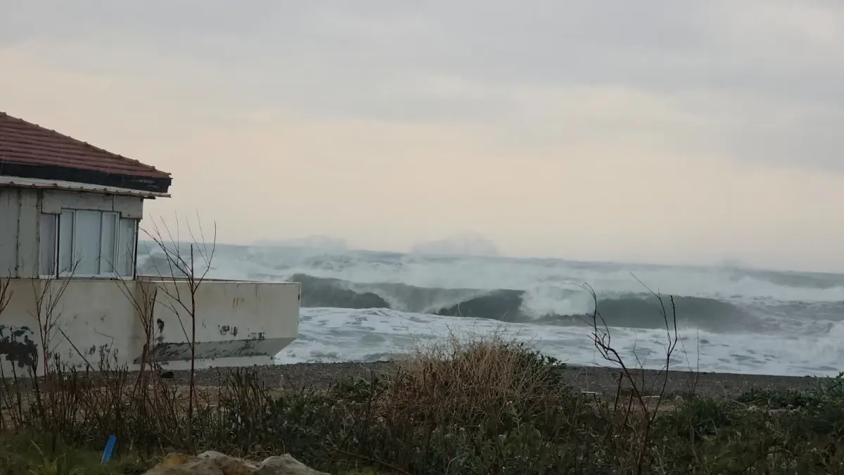 İskenderun Sahilinde Görülen Deniz Hortumu ve Samandağ’da Oluşan Dev Dalgalar