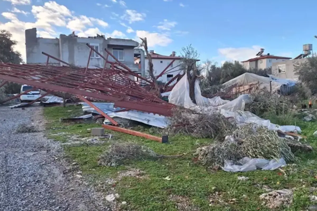 Manavgat’ta Hortum Felaketi: Evler ve Araçlar Gün Ağardığında Büyük Zarar Gördü