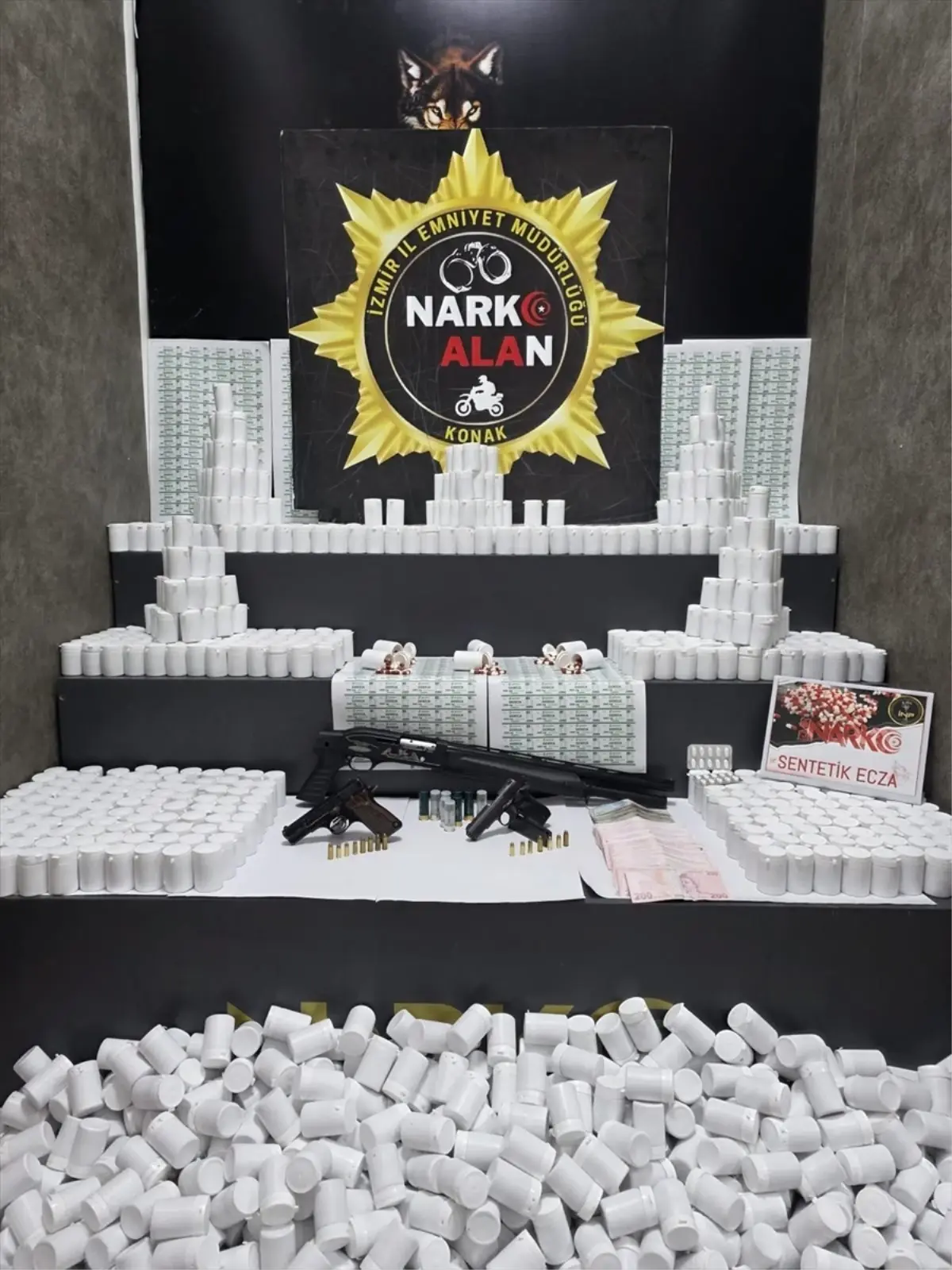 İzmir Konak'ta Dev Uyuşturucu Operasyonu: 108 Bin 492 Sentetik Ecza Ele Geçirildi