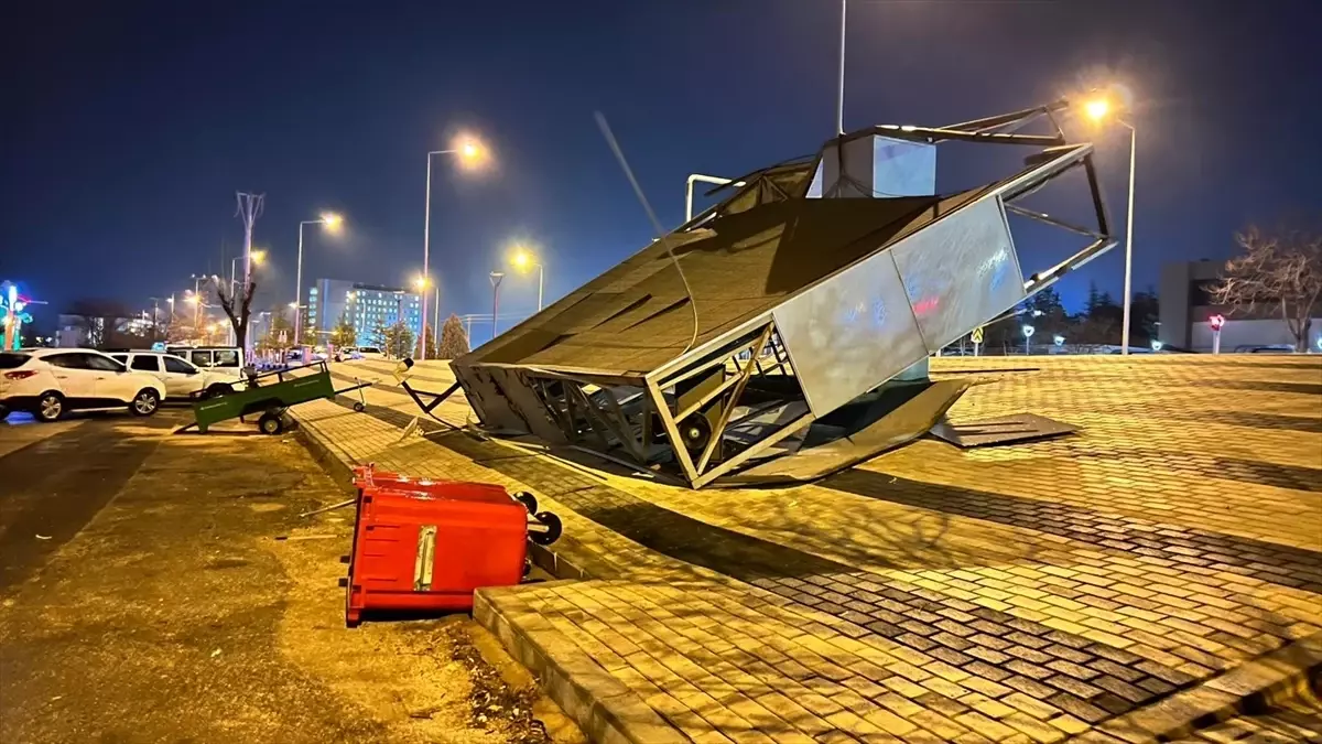 Karaman’da Şiddetli Fırtına Şehir Genelinde Hasara Yol Açıyor