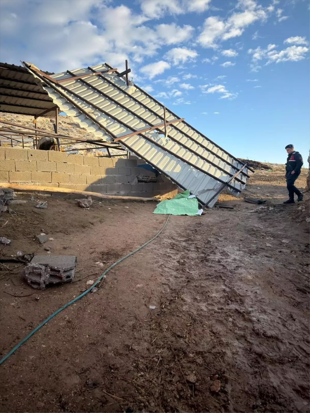 Şiddetli Rüzgar Karaman'ı Vurdu: Ahır Çatısı Savruldu ve Bir Kişi Hayatını Kaybetti