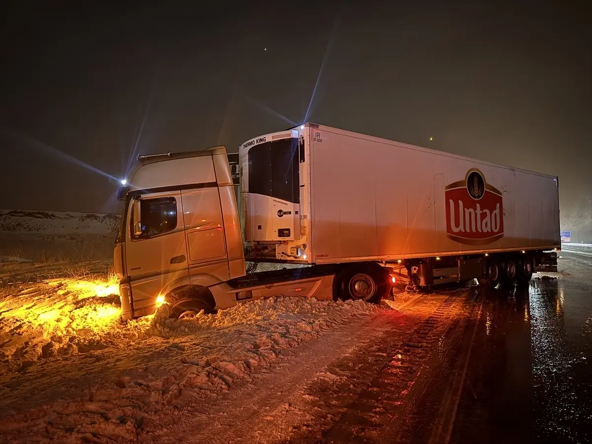 Kayseri-Malatya Karayolunda Buzlu Şartlar Birçok Kazaya Yol Açtı