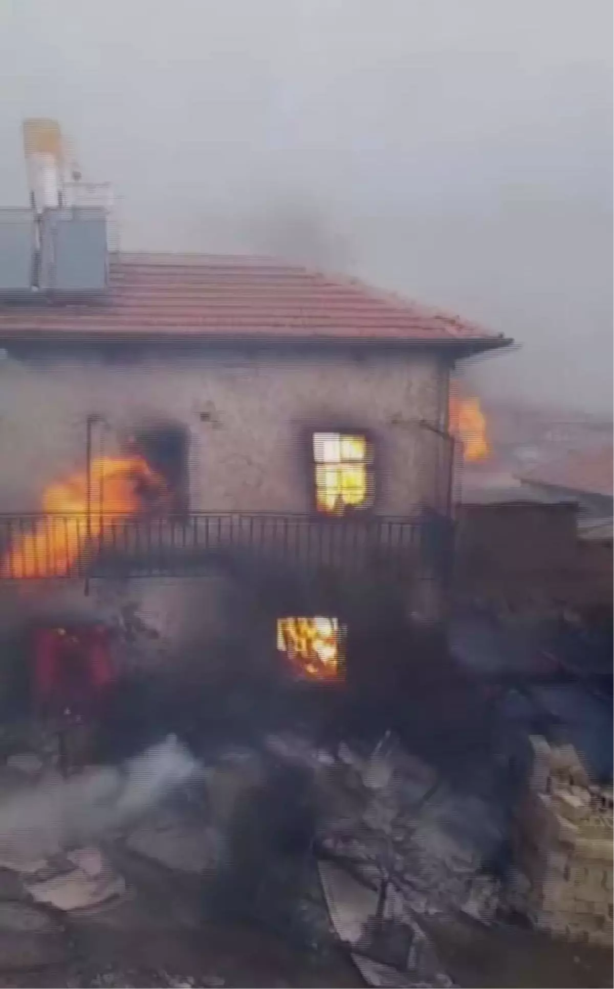 Ereğli’de Şiddetli Fırtına 2 Katlı Evi Alevlere Sürükledi