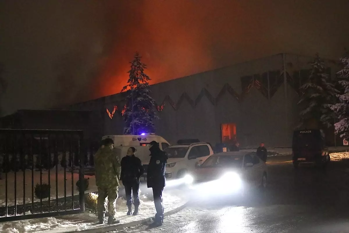 Yakova'da Fabrika Yangını: İtfaiye Ekipleri Hızlı Müdahale Etti