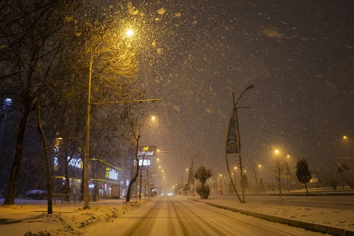 Malatya’da Şehir Beyazlandı: Yoğun Kar Yağışı Sokakları Dondurdu