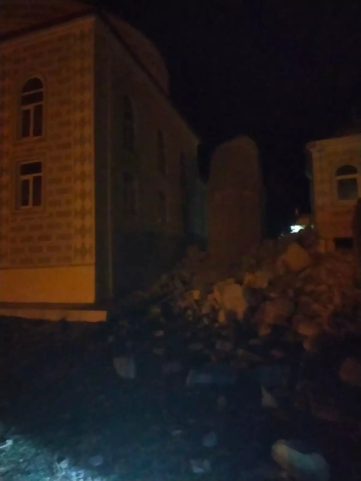 Selendi'de Şiddetli Fırtına Minareyi Yere Döktü, Can Kaybı Yok